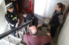 六旬大爷害怕收不到电费  抱住设备安装人员的腿不让走