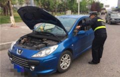 男子开车玩“杂技”  翘着引擎盖行驶