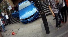 又是油门当刹车踩？宝马车“爬”上台阶