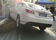 小汽车飞上人行道 都是一张脚垫惹的祸