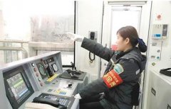 93年女司机“恋”上2号线   长跑7年甜过初恋