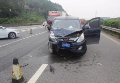 男子高速路上突然停车  致两车相撞