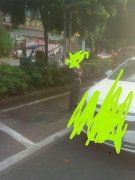 老人用身体为家人占车位  一站就是半小时