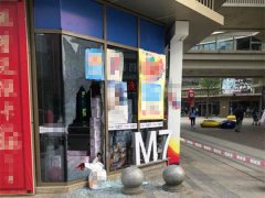 店铺玻璃门被砸  碎渣散落一地