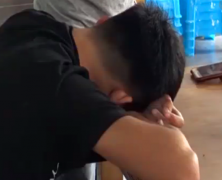 小伙被同事打了  反被母亲气出血