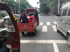 三轮载客近十余人  开出小客车的气质