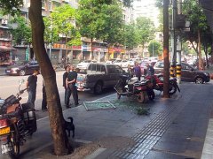 玻璃窗户从天而降 掉在地上炸开花