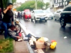 摩托车与货车相撞 一男一女当场摔倒路边