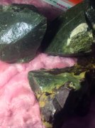 山坡上拾来的三块石头  全绿还透光