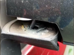 车停小区车库反光镜被毁   物管表示“这个锅我们不背”