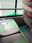 女子乘公交回家  不料车窗碎了满是玻璃渣