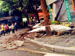 3米长阳台突然垮塌 人行道被砖石覆盖