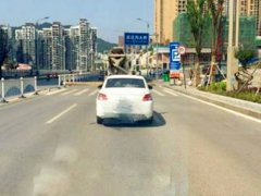 木棍横穿车内造型吸睛  这样上路“太危险”