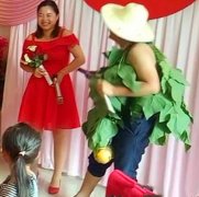 新郎“奇装”迎娶新娘  逗乐宾客