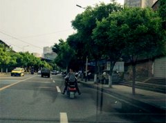 私家车主曝光途中拍到危险一幕 反遭网友连环怼