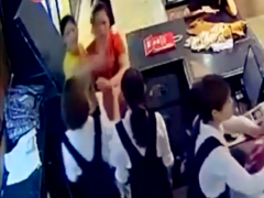 3女子退货起冲突 6女子抓扯扭打均受伤