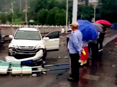 私家车失控撞上隔离护栏 现场狼藉一片