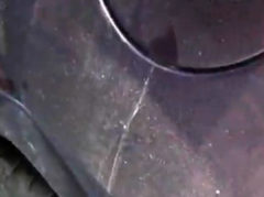 因为挪车起争执  男子爱车被踢坏