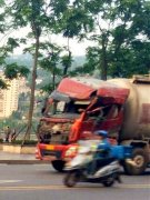 罐车车头变形在道路上飞驰 惊呆目击路人