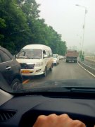 新郎被捆绑上路边电杆 引双向单车道“瘫痪”