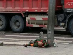 男子造型奇特醉躺路边 引路人围观担忧