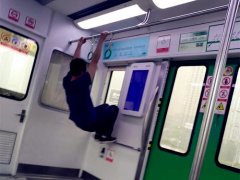 男子车厢里“荡秋千” 令许多乘客避而远之