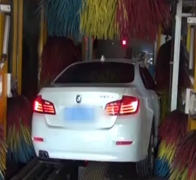 男子驾爱车自动洗车 途中却莫名“出了轨”