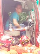 两货车交叉口相撞 司机面部流血被困车内