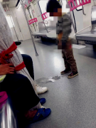 男孩在车厢里当场脱裤小便 引乘客不满