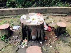 步道桌椅上垃圾遍布 市民：不堪入目