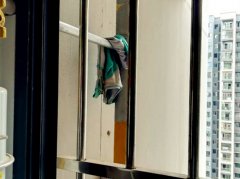 楼上纸巾内裤往外扔 这位小区住户很生气