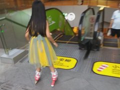 小女孩脚踩滑轮乘坐扶手电梯  网友：太危险