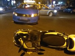 两车路口相撞  摩托车侧翻在地