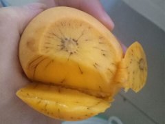 菜市场买回的芒果      切开后发现里面有黑丝