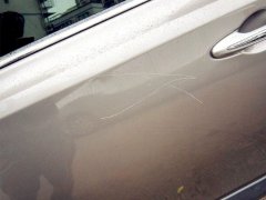 爱车停靠小区路边被刮 车主心疼又生气