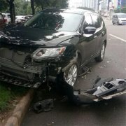黑色轿车撞上白色面包车  保险杠完全脱落