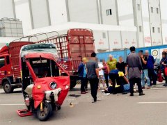 男子骑三轮车与货车相撞 躺倒地面现场惨烈