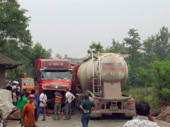 两罐车相撞车头扭曲变形 一司机被困驾驶室