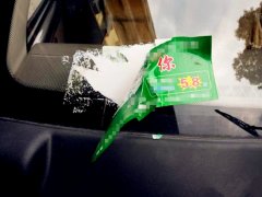 爱车挡风玻璃上遭遇“牛皮癣” 私家车主很生气
