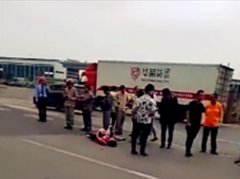 电瓶车与长安车相撞 一对母女倒地不起