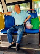 大爷车厢里一人占三座位 乘客大呼“不应该”