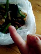 超市买回“胡辣菜” 竟发现一根白色异物