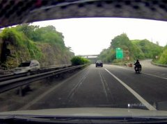 摩托车上高速被私家车主拍下 危险又违法