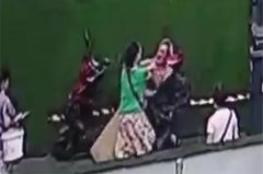 因一张纸板女子大爷当街互殴 大爷挂彩女子遭扯烂