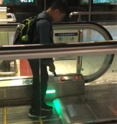 城会玩？男孩将手扶梯当成“跑步机”