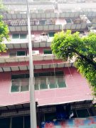 女孩蹲坐4楼空调外机上哭泣 引市民担忧围观