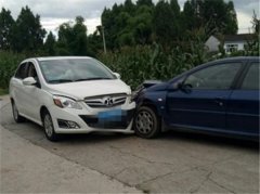 两车弯道相撞 一车栽进玉米地