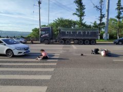 女子骑车与轿车相撞  瘫坐在斑马线上