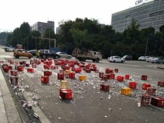 啤酒箱从货车里掉落  玻璃碎片洒落一地