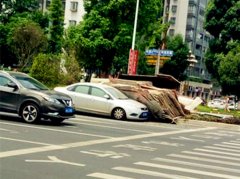 满载木板的货车行驶中侧翻 邻道小车被压